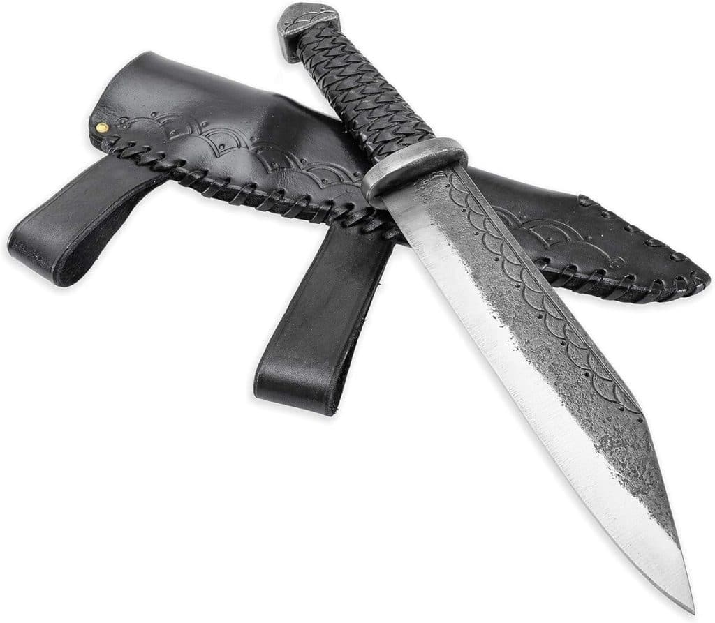 Test du couteau forgé Sax Vídar-Toferner : lame tranchante et étui cuir