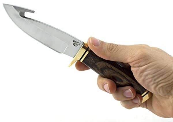 Découvrez l'efficacité du couteau Buck Zipper N°191 avec sa lame fixe de 10 cm : un outil indispensable pour vos aventures en plein air et vos activités de précision.