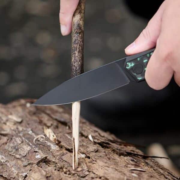 Découvrez notre avis sur le couteau pliant FerraMonster : polyvalence, robustesse et innovation au rendez-vous pour tous vos besoins en équipement outdoor.