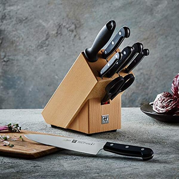 Découvrez notre avis détaillé sur le bloc de couteaux Zwilling Twin Gourmet 9 pièces : performance, design et durabilité au service des passionnés de cuisine.