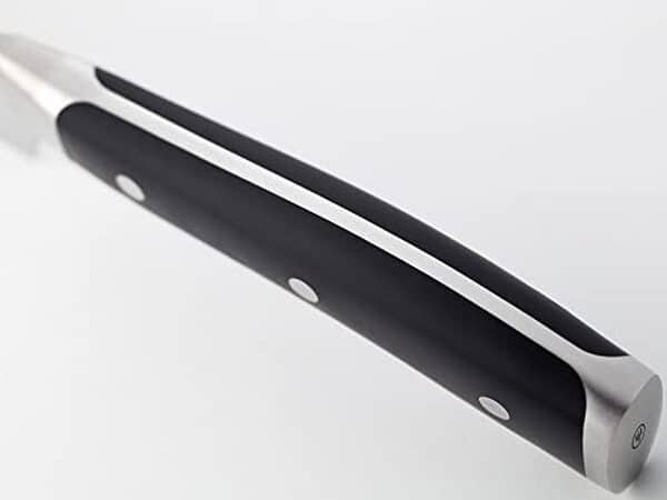 Découvrez notre test complet du couteau de chef Wüsthof Classic Ikon 20 cm : performance, design et efficacité pour des découpes parfaites en cuisine.